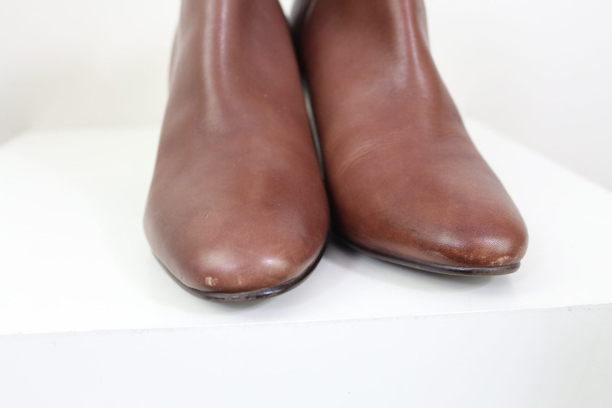 Bottines marron en cuir et suède Frippindealz avec talon bloc, vue de face sur fond blanc