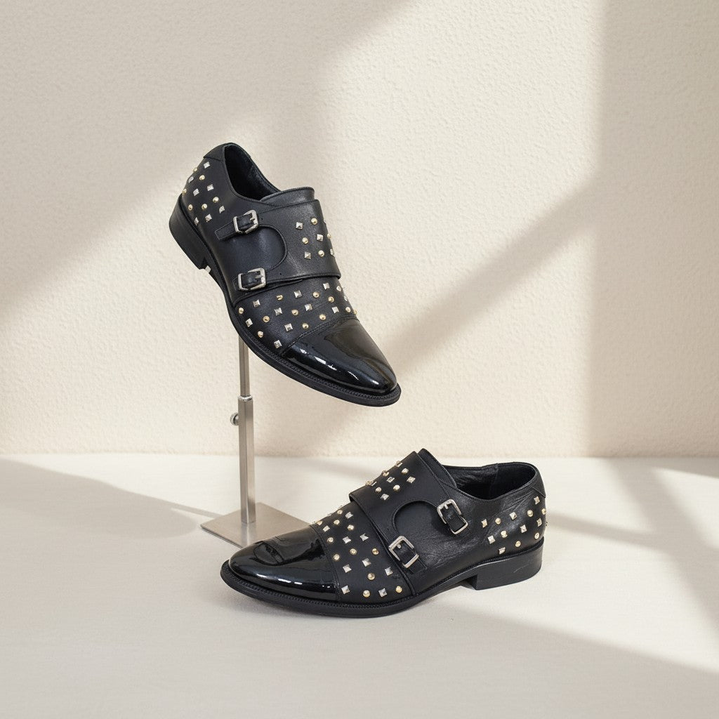 Bottines Frippindealz The Kooples en cuir noir avec clous métalliques, double boucle et bout verni style rock chic
