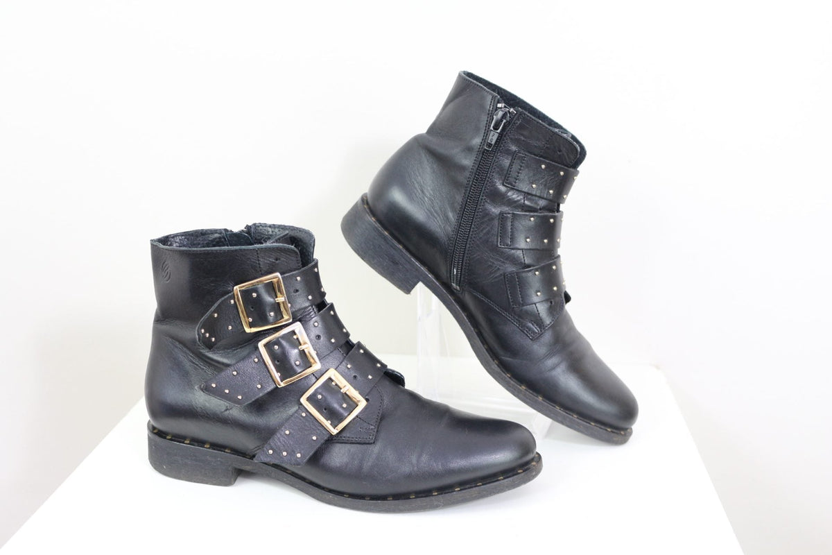 Bottines Frippindealz Betty London en cuir noir avec brides cloutées et boucles dorées style rock chic