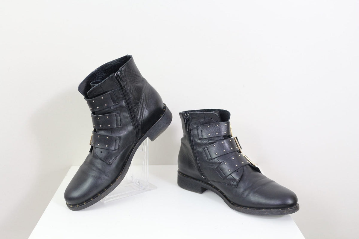 Bottines Frippindealz Betty London en cuir noir avec brides cloutées, boucles dorées et fermeture éclair latérale
