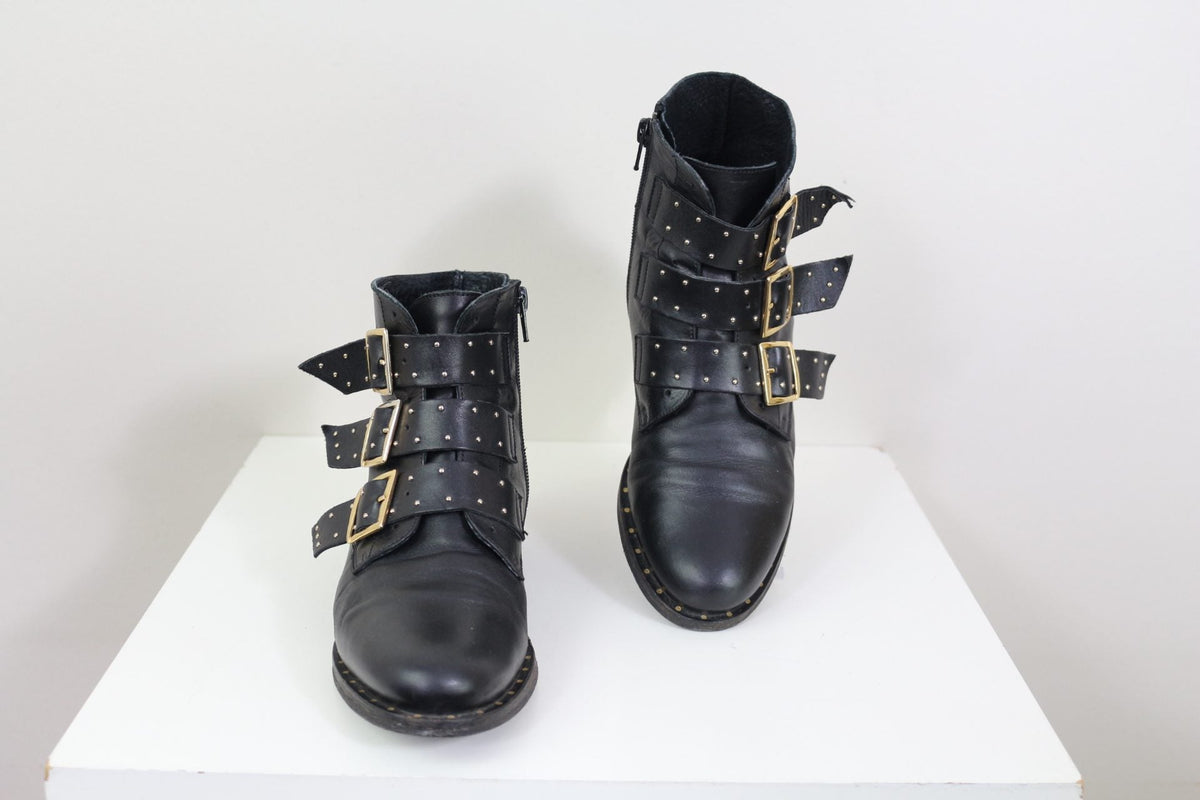 Bottines Frippindealz Betty London en cuir noir avec brides cloutées et boucles dorées style rock chic