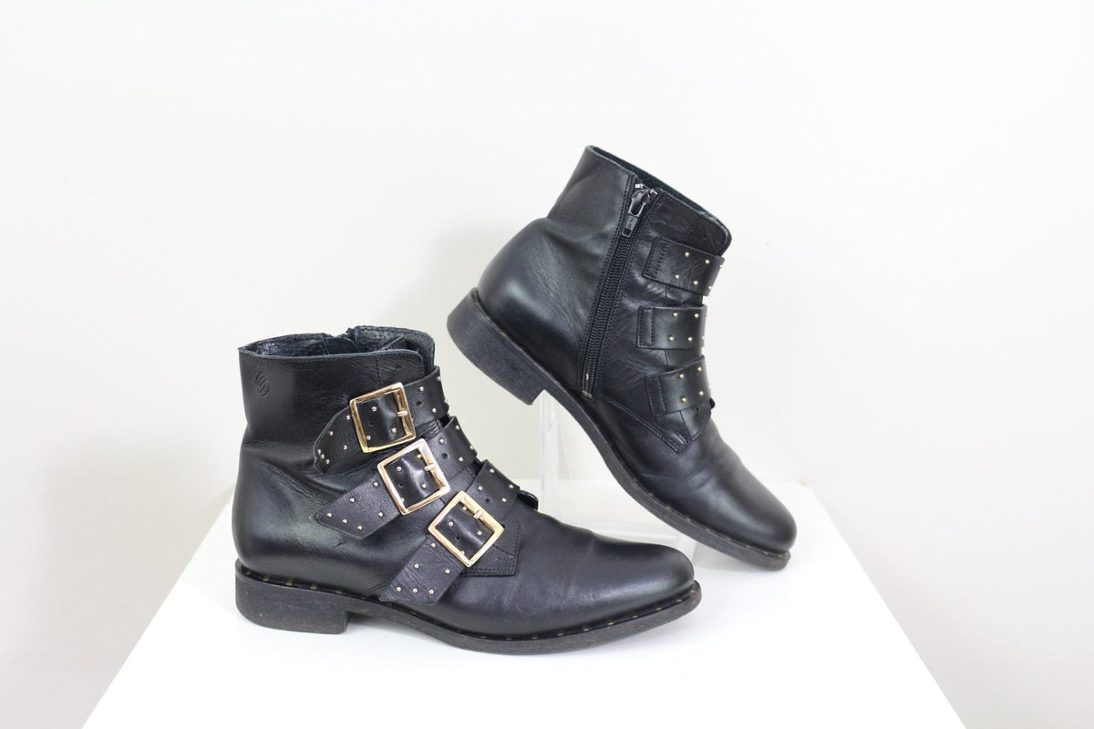 Bottines Frippindealz Betty London en cuir noir avec brides cloutées et boucles dorées style rock chic