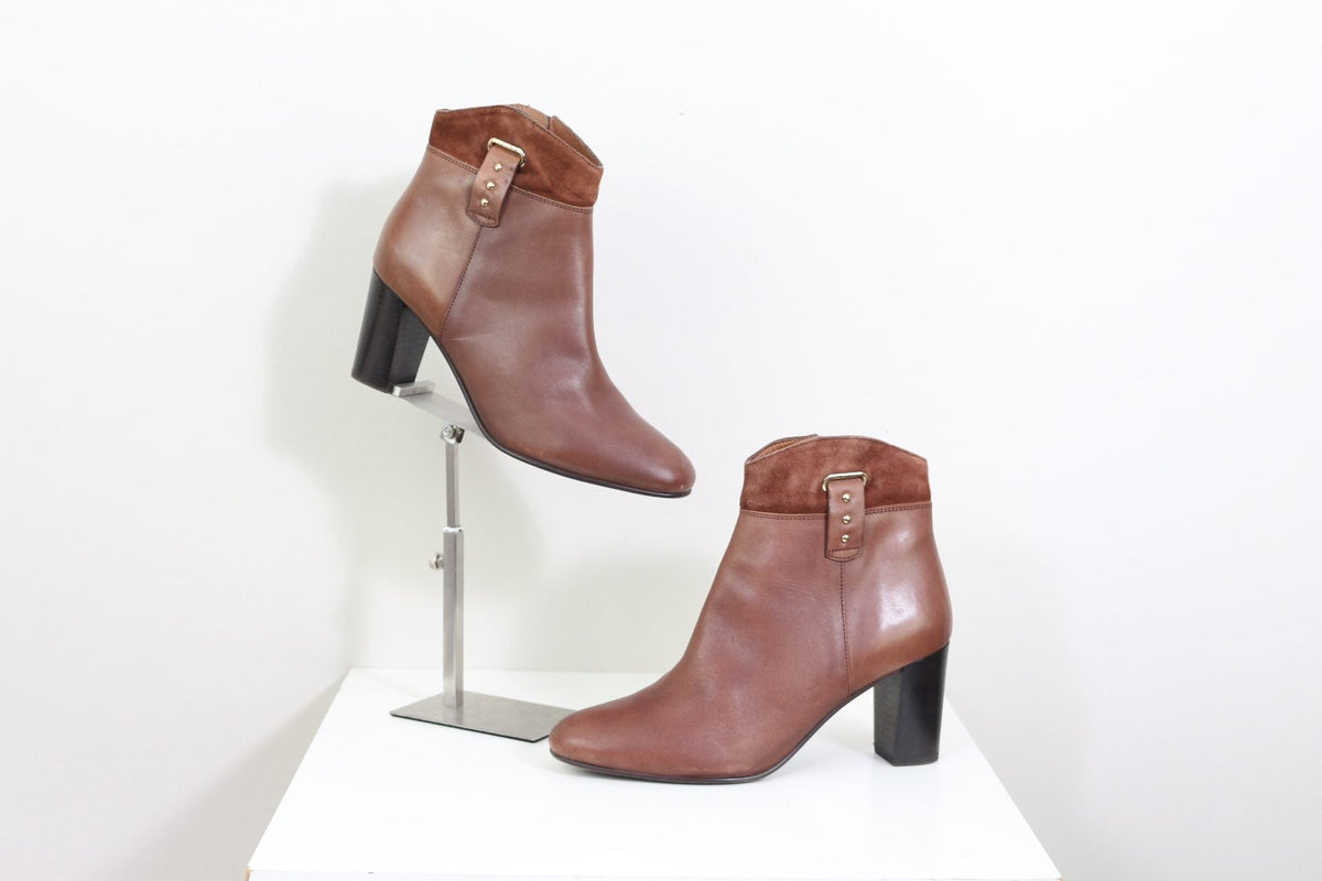 Bottines Frippindealz marron en cuir et suède avec talon bloc, détails en laiton et boucle décorative