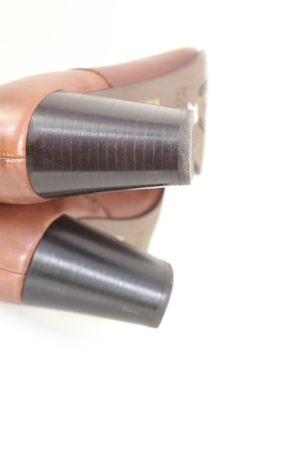 Gros plan sur les talons blocs marron de bottines Frippindealz en cuir et suède avec finition texturée