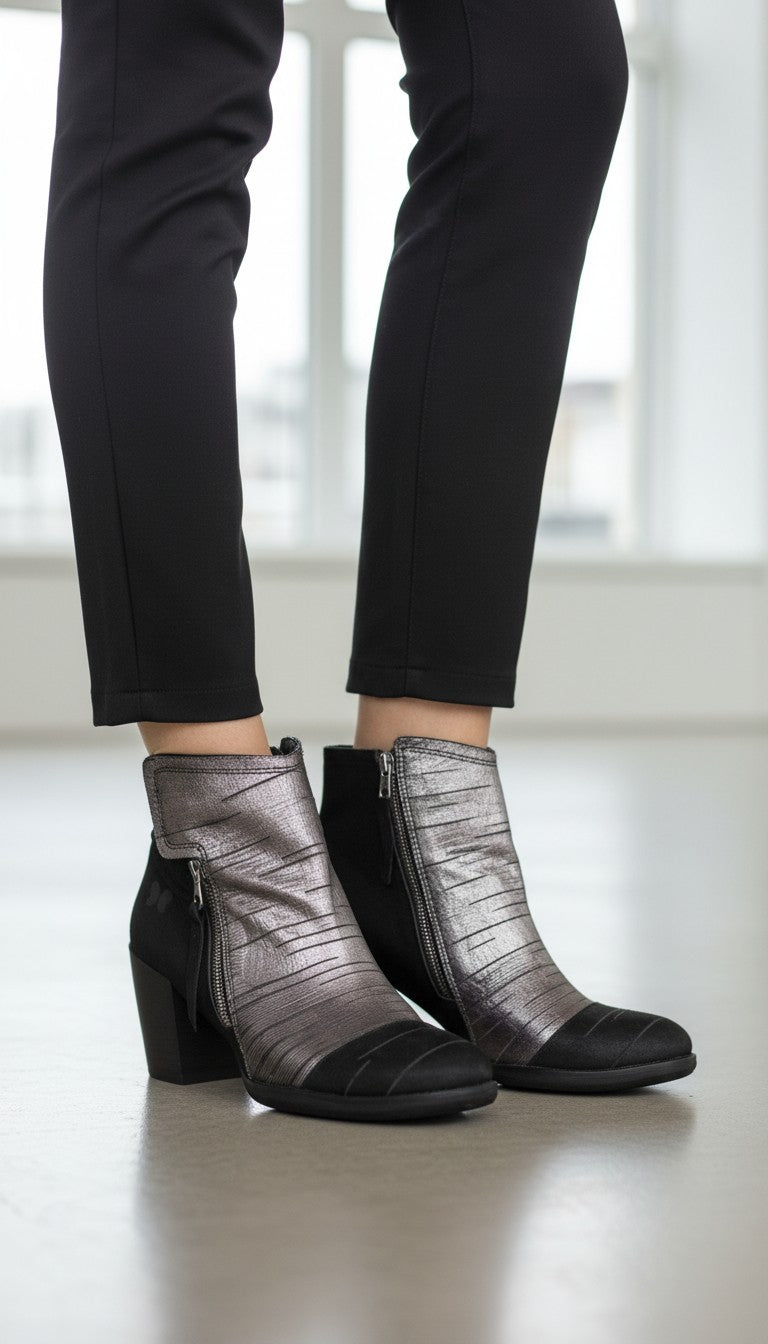 Bottines Frippindealz Felmini en cuir noir et argenté avec talon carré et fermeture zippée portées par une femme
