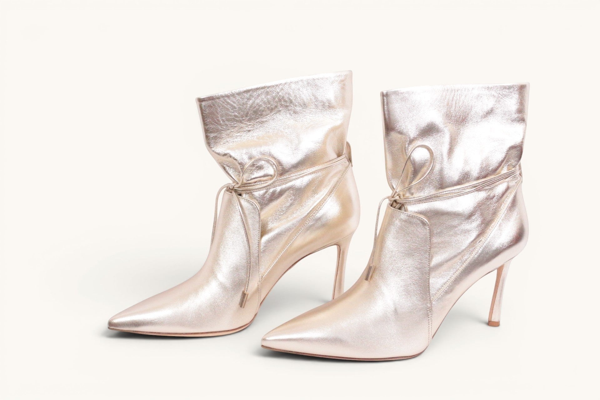 Frippindealz Bottines Ghazal Paris en cuir rose métallisé souple avec liens à nouer, bout pointu et talon fin.