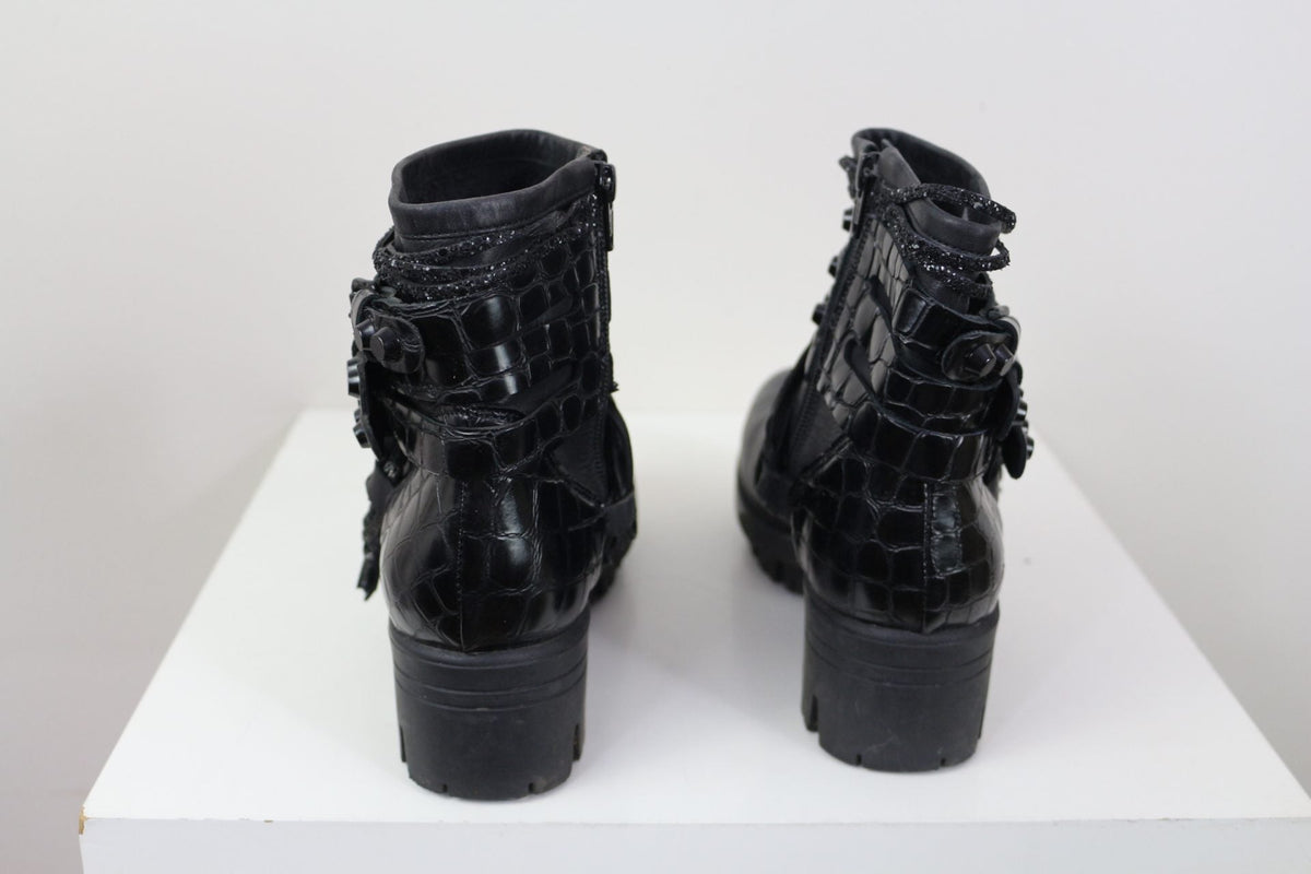 Bottines Frippindealz Mimmu noires en cuir façon croco avec lanières et clous, vue arrière sur talon de 5 cm