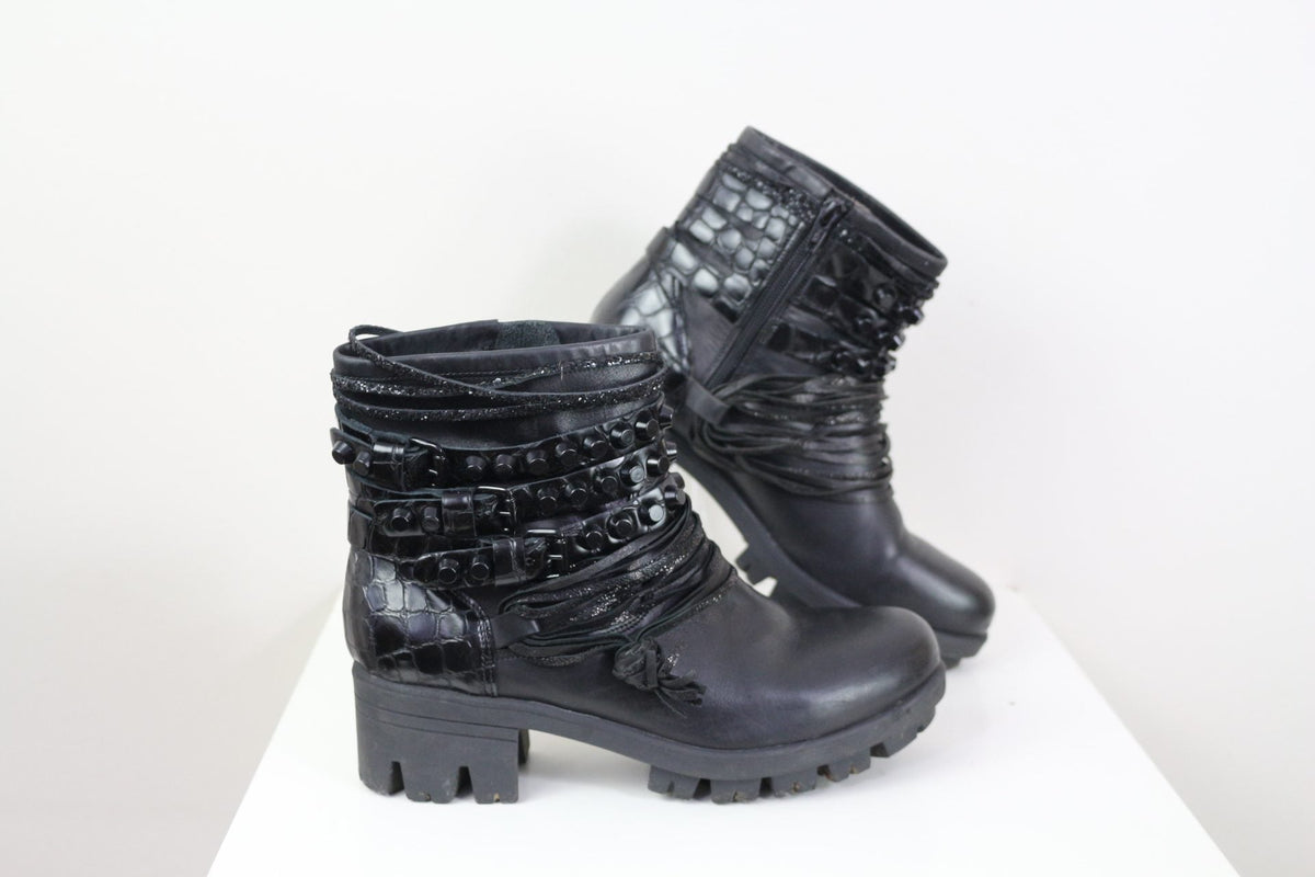 Bottines Frippindealz Mimmu noires en cuir avec clous, lanières et talon cranté style rock