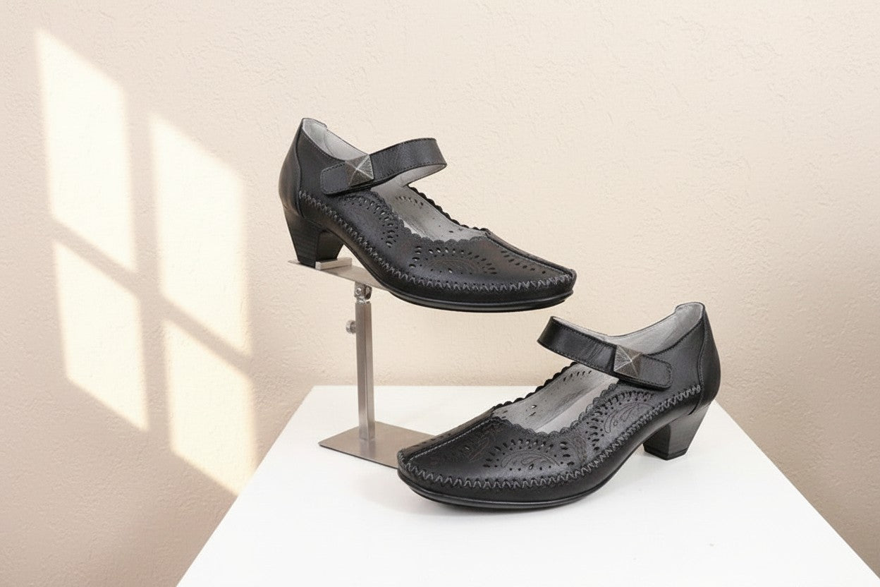 Bottines Naturläufer Frippindealz en cuir noir avec perforations décoratives, bride à scratch et talon stable.