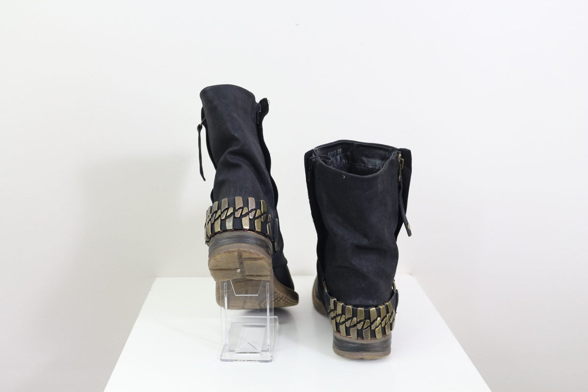 Bottines noires Johnny Bulls de Frippindealz avec boucles en métal au talon et fermeture zippée latérale