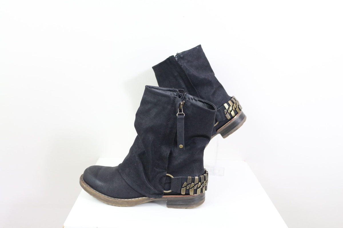 Bottines noires Johnny Bulls style rock avec boucles en métal au talon et fermeture éclair latérale, Frippindealz