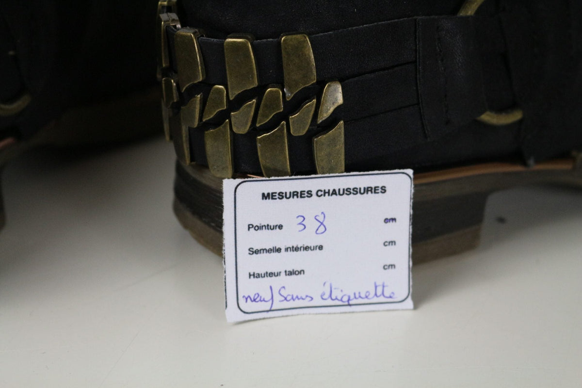 Bottines noires Johnny Bulls de Frippindealz avec détails de boucles en métal vieilli au talon et étiquette de taille