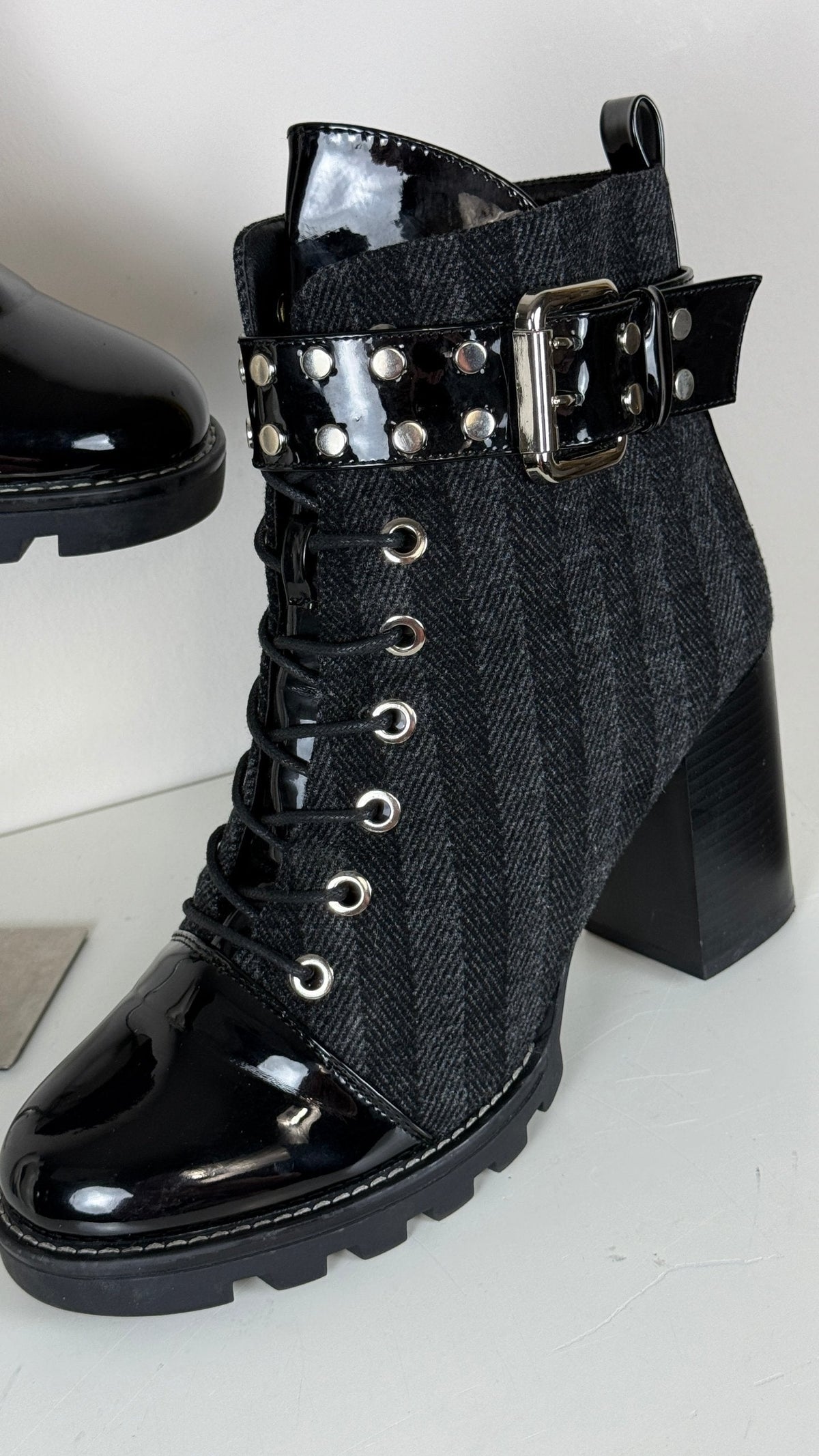Bottines Frippindealz noires en cuir verni et laine avec talon épais, lacets, zip et bride cloutée décorative
