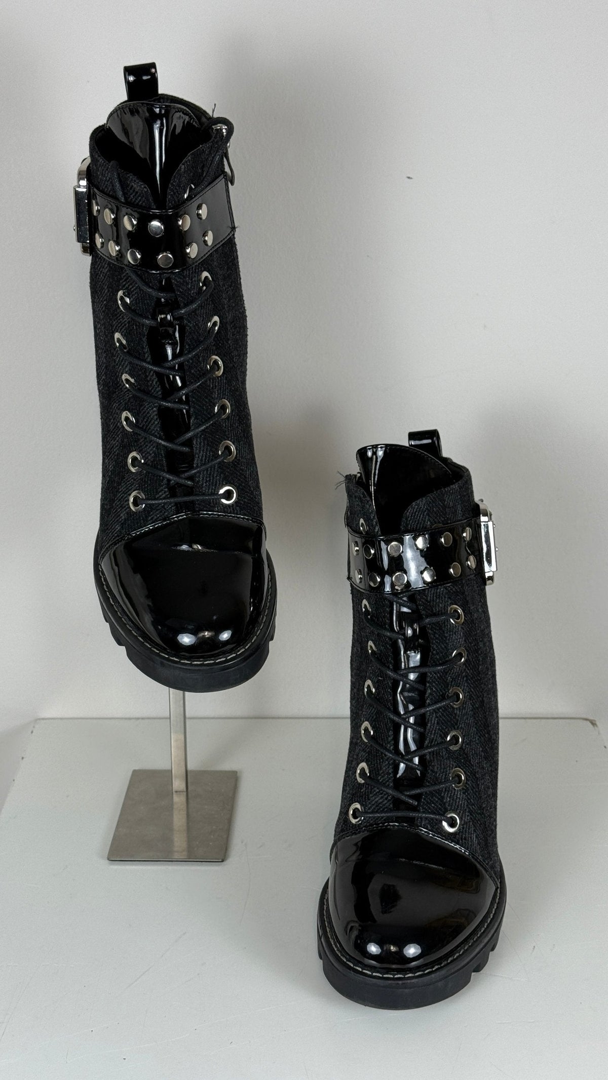 Bottines Frippindealz noires en cuir verni et laine avec lacets, boucle cloutée et semelle crantée