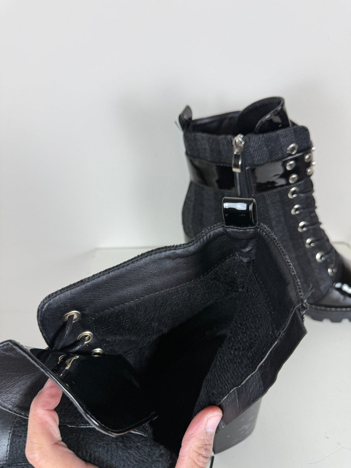 Bottines Frippindealz noires à lacets avec intérieur en laine, talon épais et détails vernis