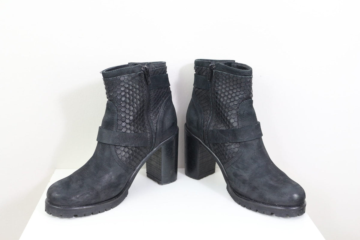 Bottines noires Frippindealz Tamaris en synthétique avec effet reptile, talons carrés et boucles décoratives