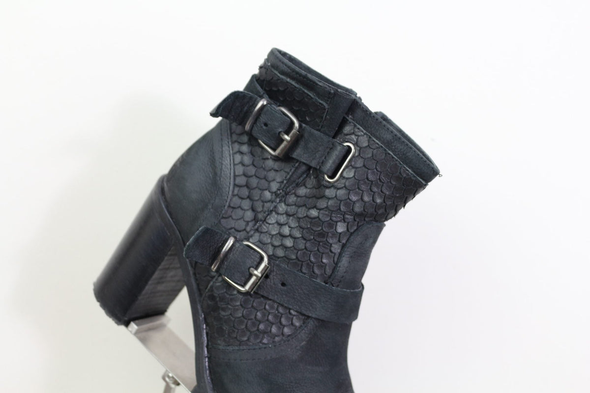 Bottines noires Frippindealz effet reptile avec talons carrés et boucles décoratives