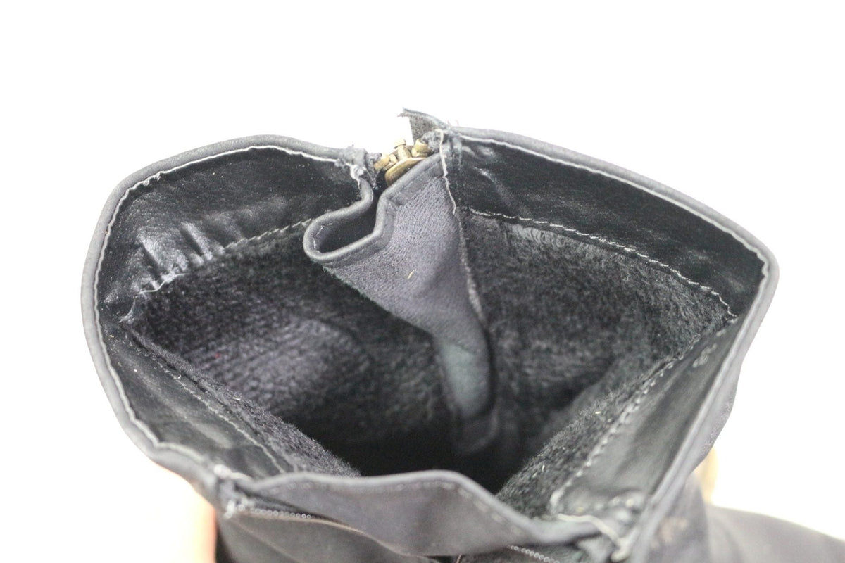 Intérieur des bottines noires Johnny Bulls de Frippindealz avec fermeture zippée et doublure textile