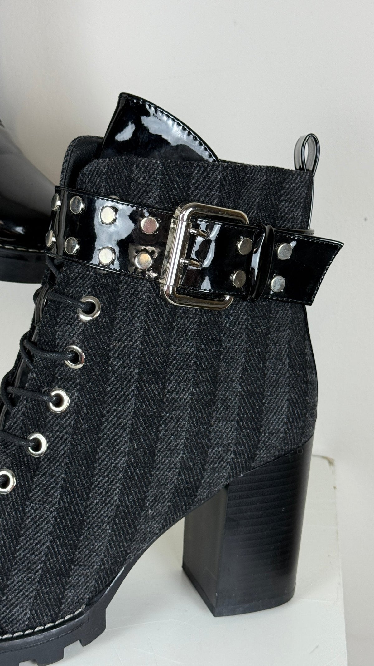 Bottines Frippindealz noires à talons hauts, en laine et cuir verni avec boucle cloutée et lacets