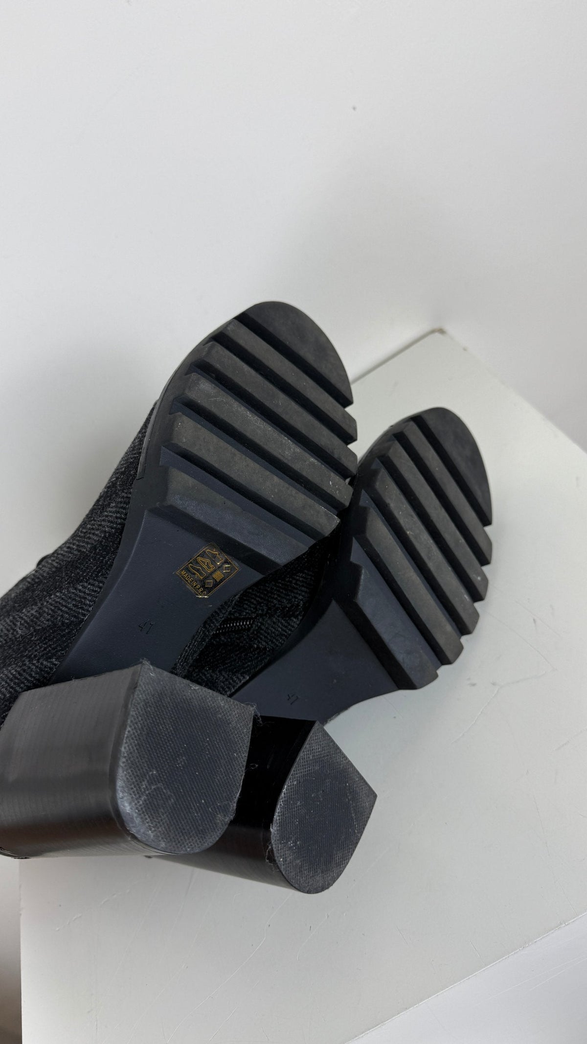 Semelles crantées et talons épais des bottines Frippindealz noires en cuir et laine