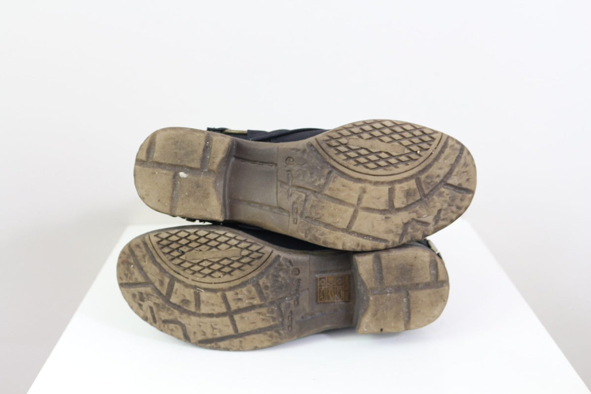 Semelles usées des bottines noires Johnny Bulls vendues par Frippindealz, montrant la texture antidérapante