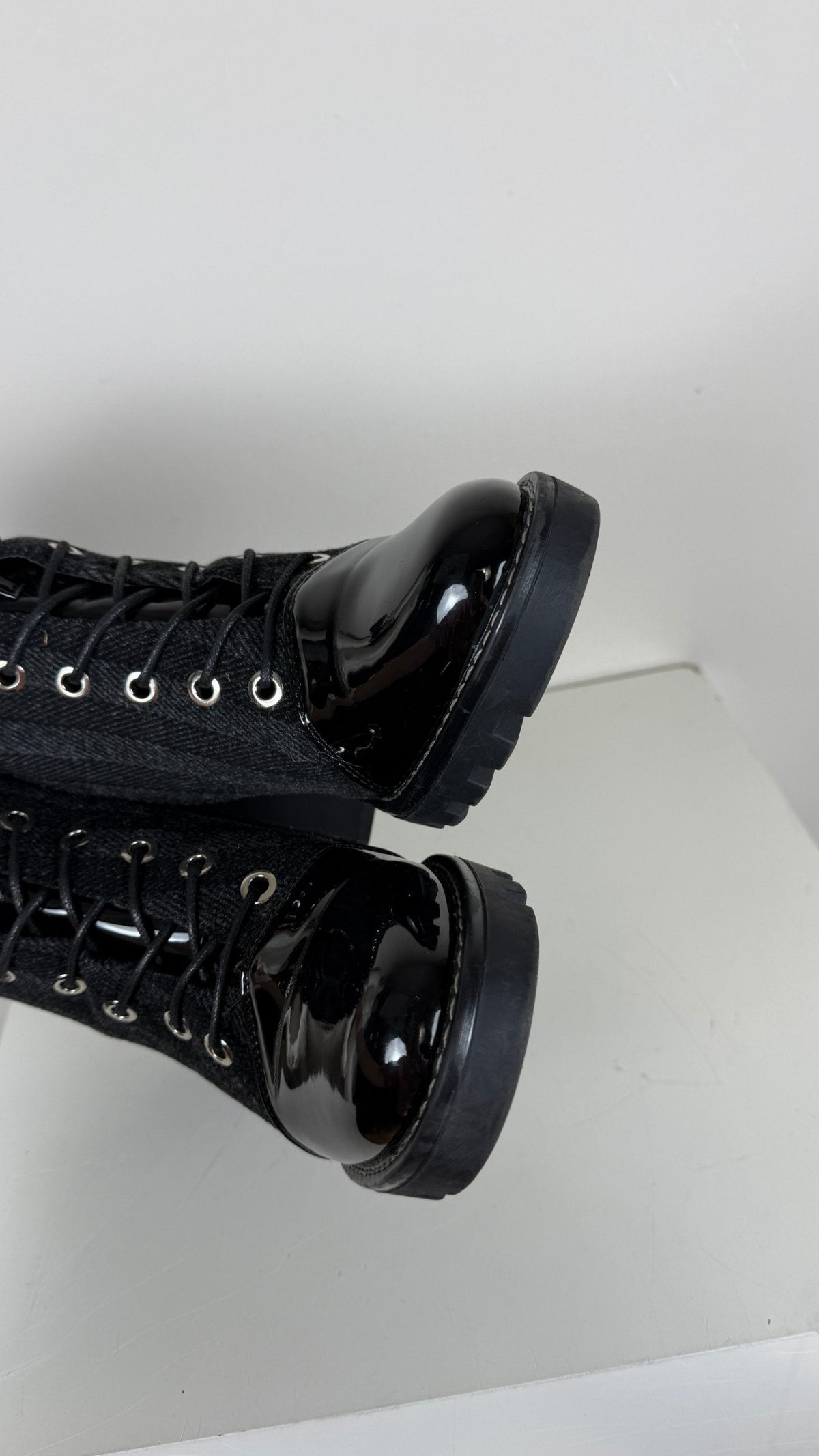 Bottines Frippindealz noires à lacets en cuir synthétique verni avec semelle crantée épaisse