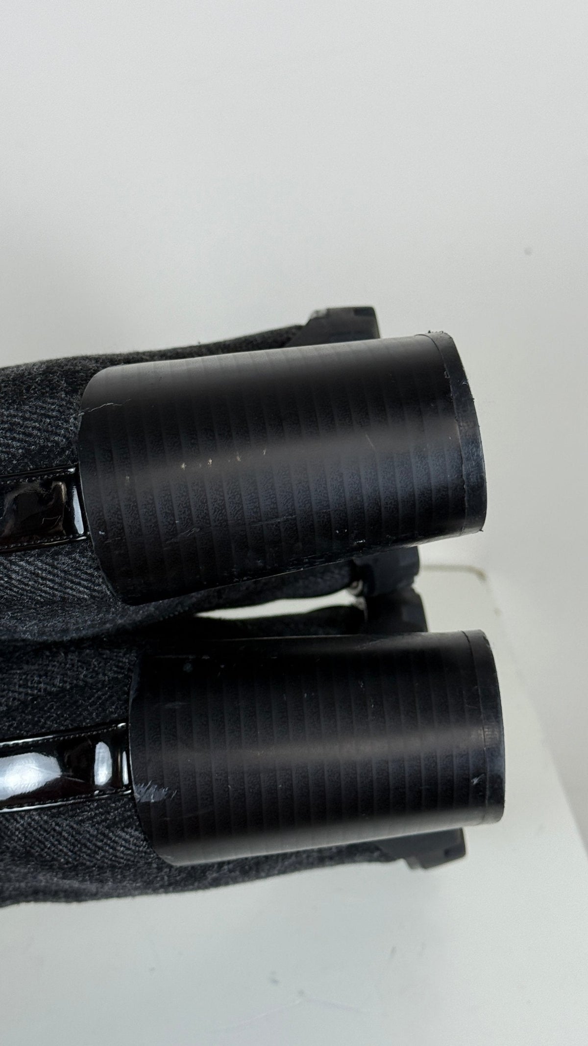 Gros plan sur les talons épais noirs de 10 cm des bottines Frippindealz avec texture striée