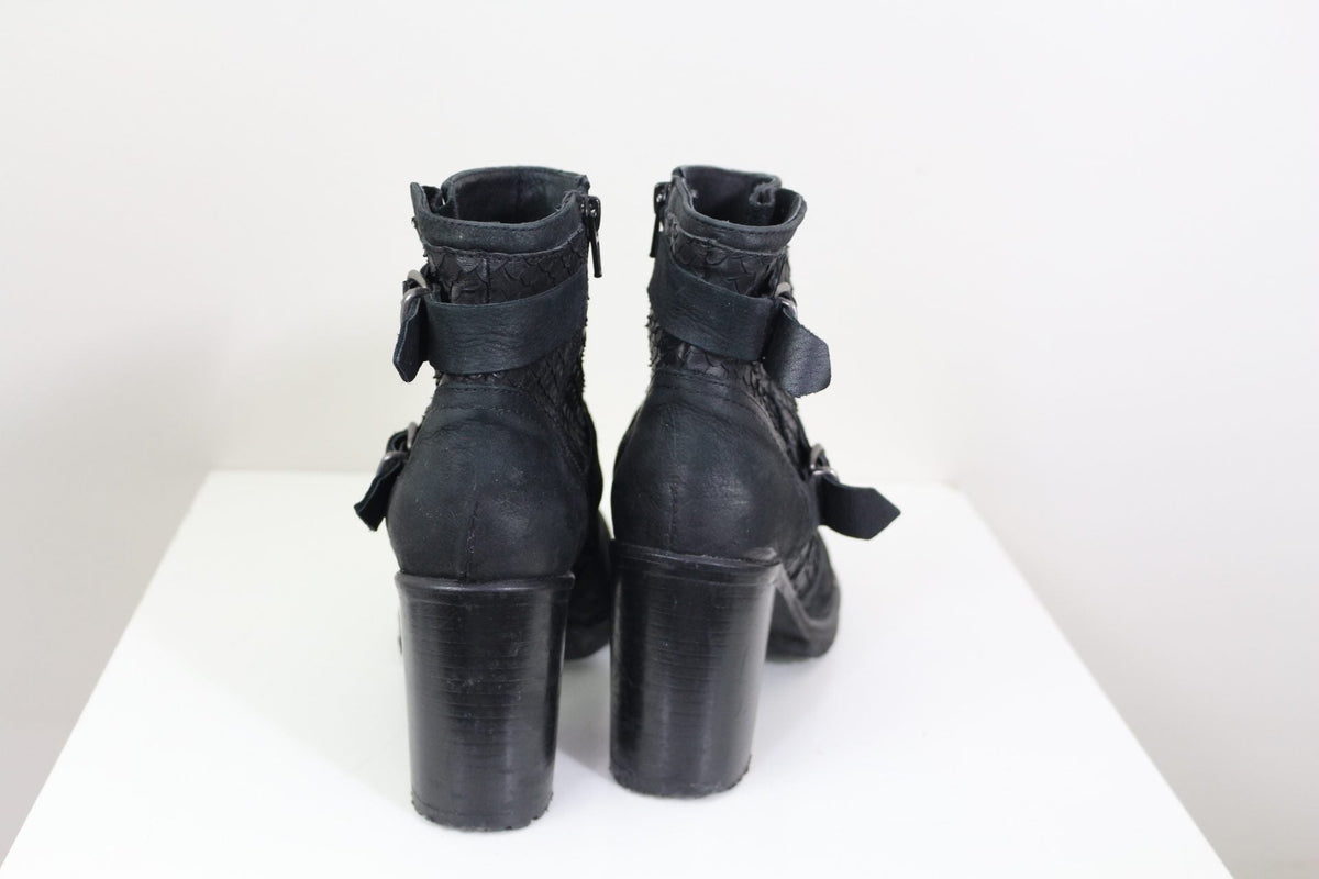 Bottines noires Frippindealz Tamaris à effet reptile avec talons carrés et boucles décoratives, vue arrière