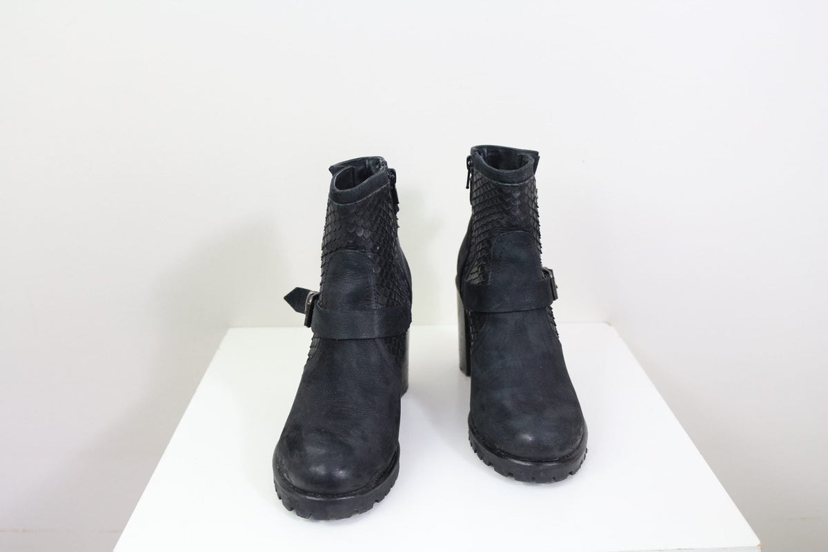 Bottines noires Frippindealz Tamaris en synthétique avec effet reptile, talons carrés et boucles décoratives