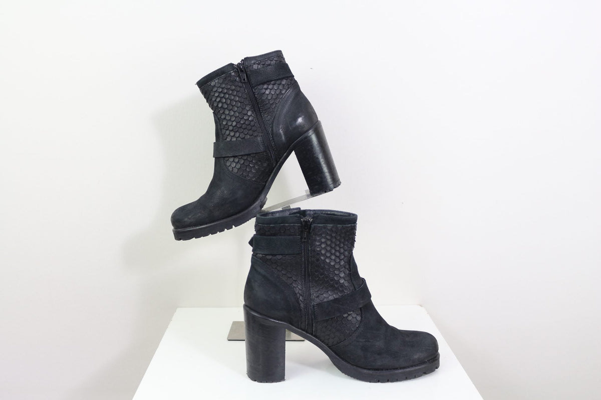 Bottines Frippindealz Tamaris noires en synthétique avec effet reptile, talons carrés et boucles décoratives