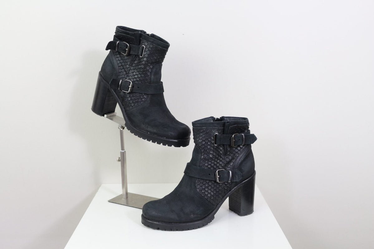 Bottines Frippindealz Tamaris noires à talons carrés avec texture effet reptile et boucles décoratives