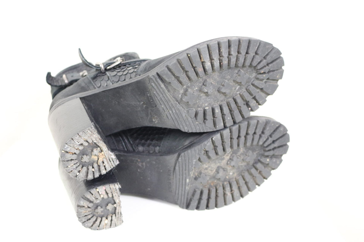 Semelles crantées et talons carrés de bottines noires Tamaris effet reptile vendues par Frippindealz
