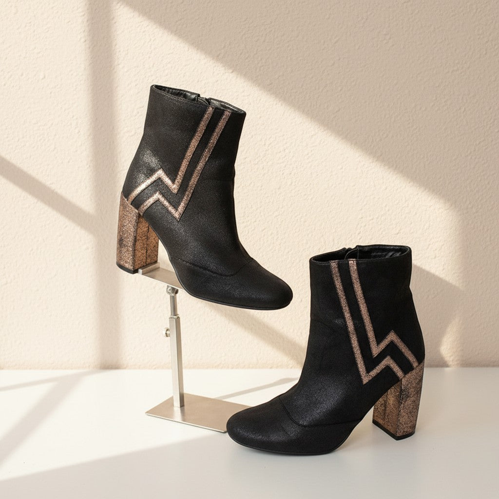 Bottines Frippindealz Vanessa Wu noires en cuir synthétique avec talons larges dorés texturés et motif éclair