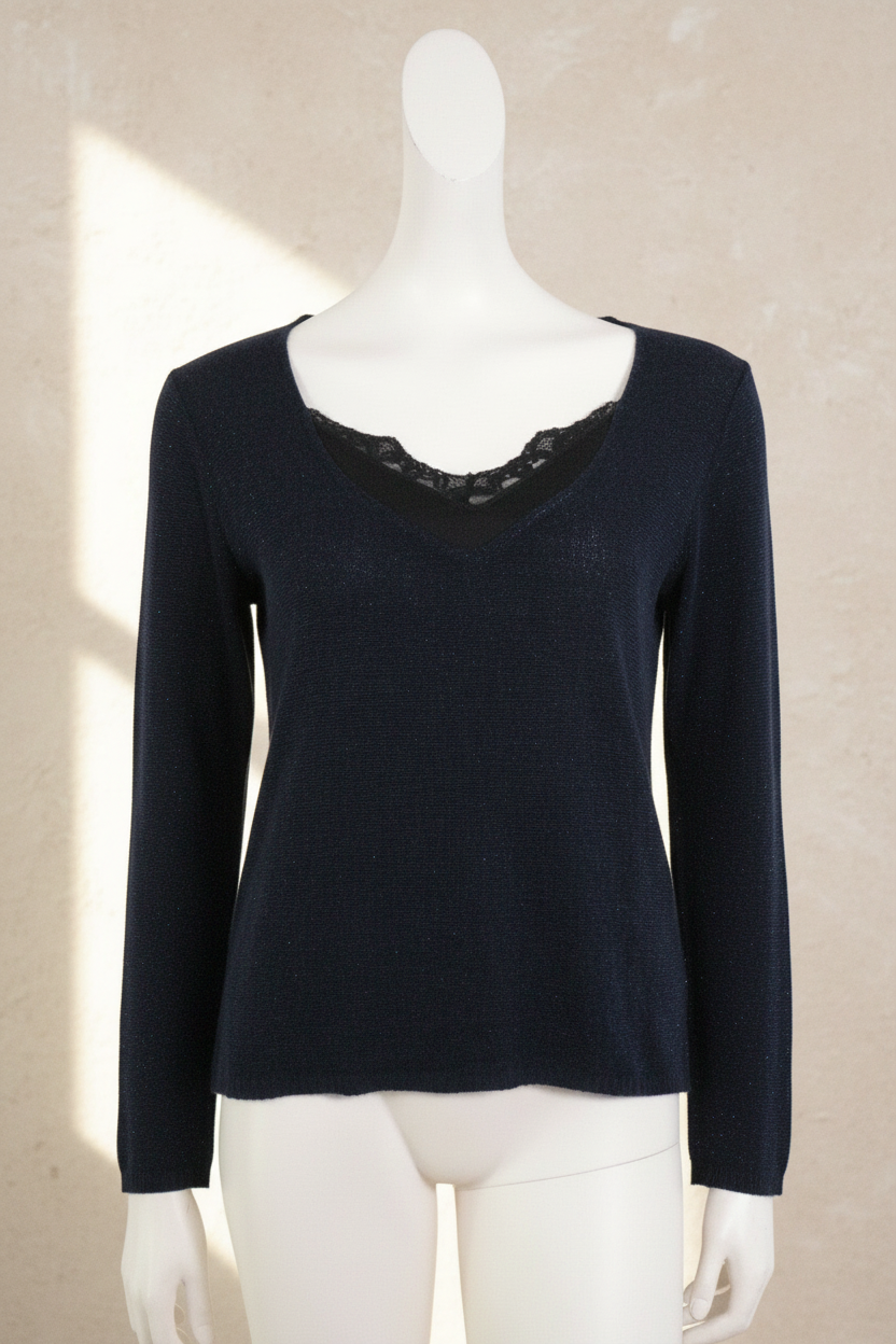 Pull femme Frippindealz Bréal bleu marine en polyester avec détail en dentelle noire au col, coupe classique.