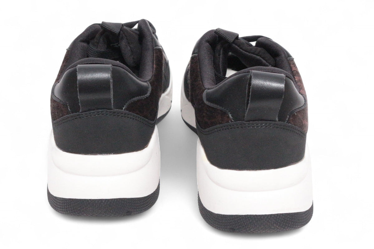 Vue arrière des baskets Frippindealz Bullboxer noires avec plateforme blanche de 4 cm en cuir synthétique