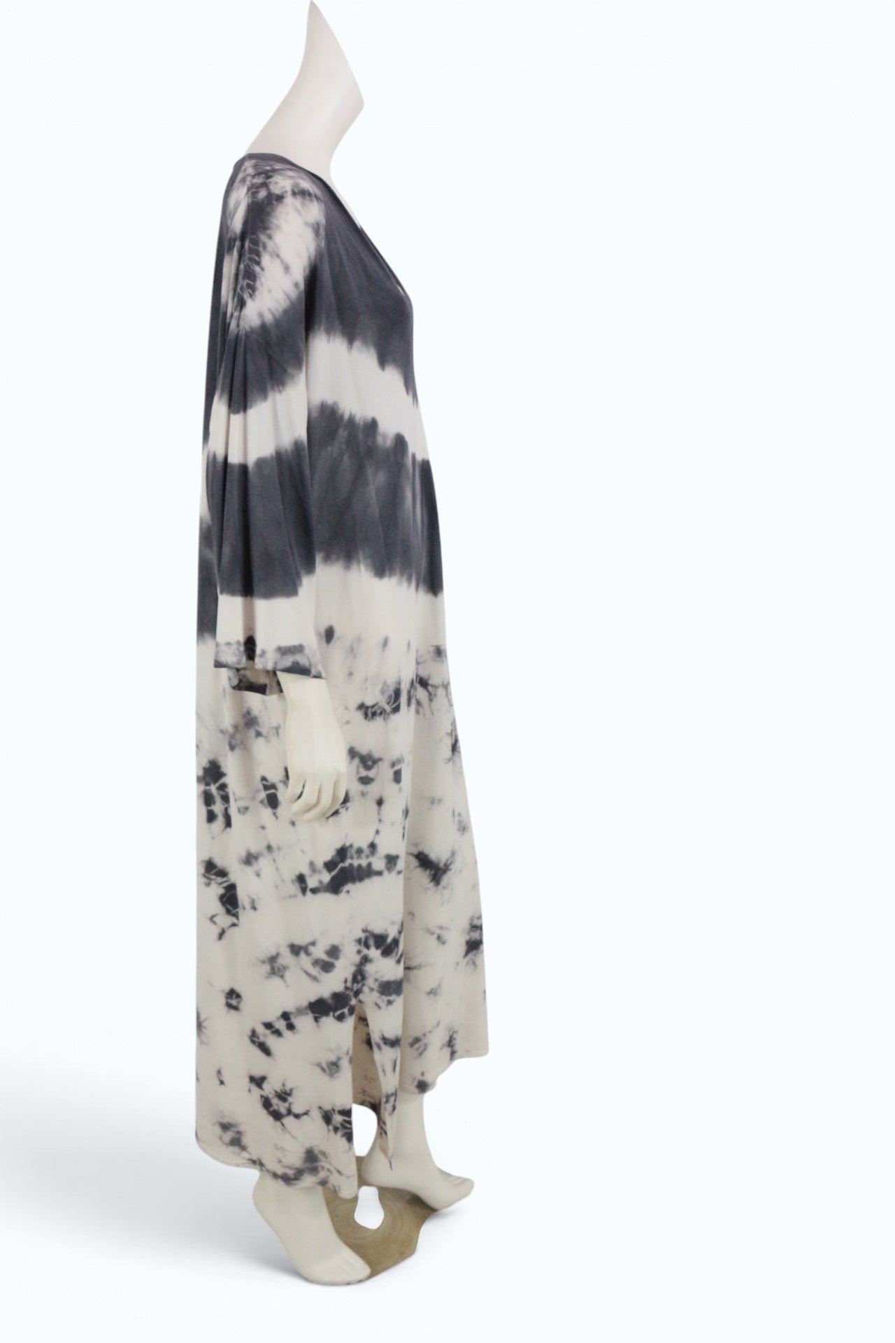 Caftan Frippindealz Zara gris et blanc en tie and dye avec manches évasées et coupe ample style bohème chic