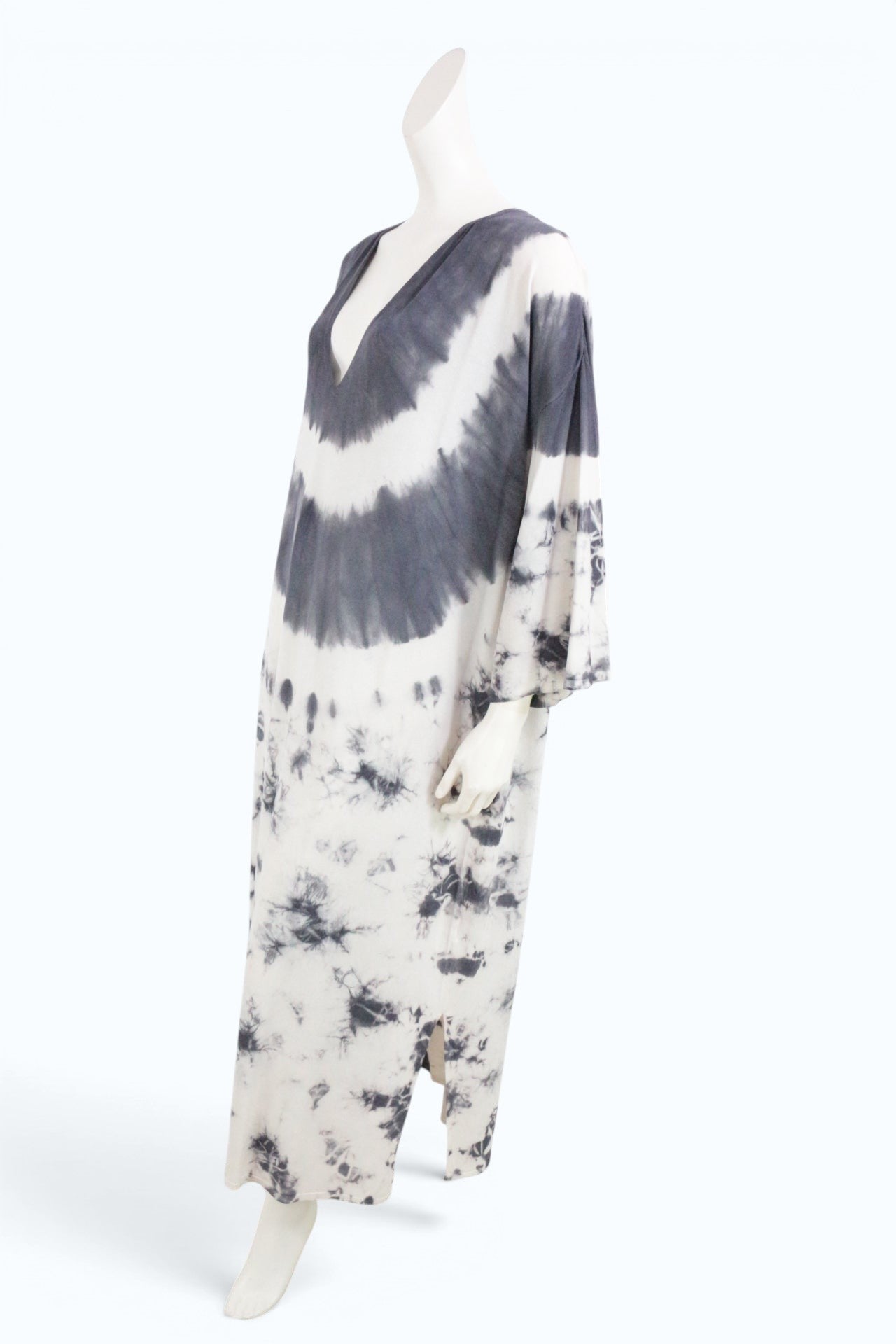 Caftan Frippindealz Zara gris et blanc à motif tie and dye, coupe ample, manches évasées et col en V sur mannequin.