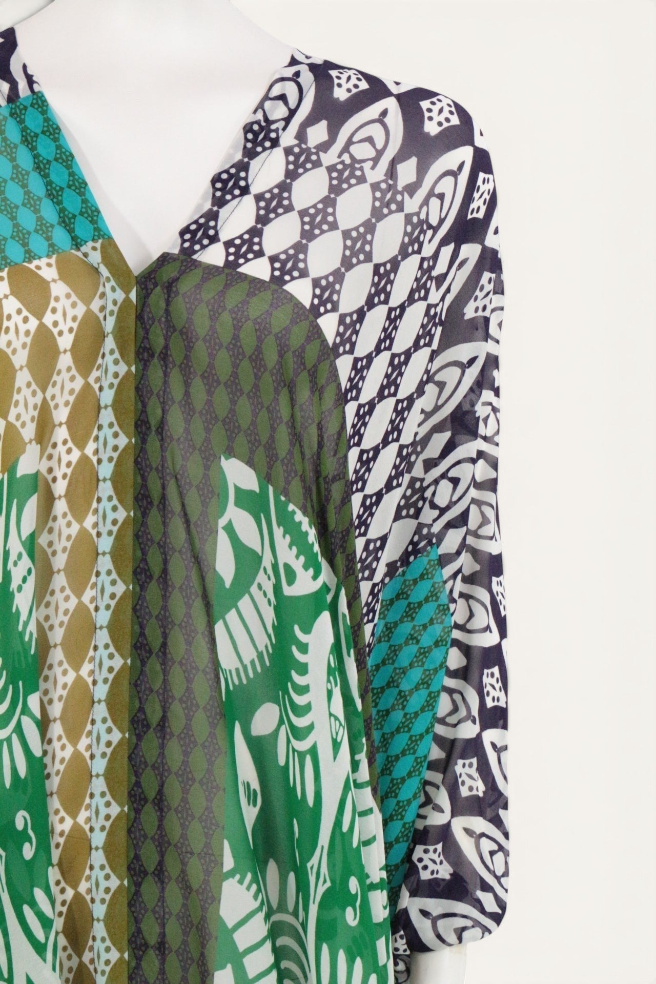 Caftan Zara Frippindealz en viscose fluide à motifs géométriques bleu turquoise, blanc et noir, style plage.
