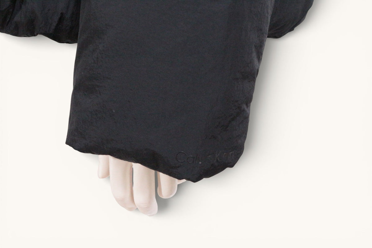 Manche de doudoune noire Frippindealz Calvin Klein en polyester avec logo discret brodé sur le poignet