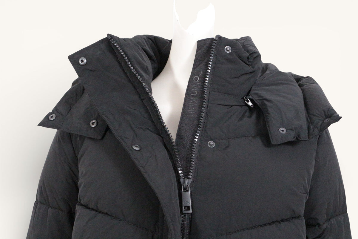 Doudoune noire Frippindealz Calvin Klein avec capuche amovible et fermeture zippée, style élégant et imperméable