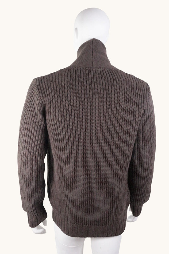 Cardigan Frippindealz Celio marron en maille avec col châle vu de dos sur mannequin