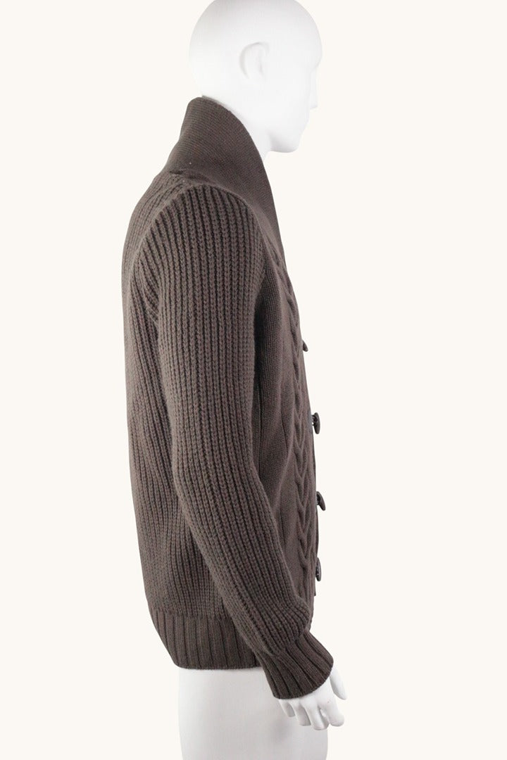 Cardigan Frippindealz Celio marron en maille torsadée avec col châle et boutons style corne, vue de profil
