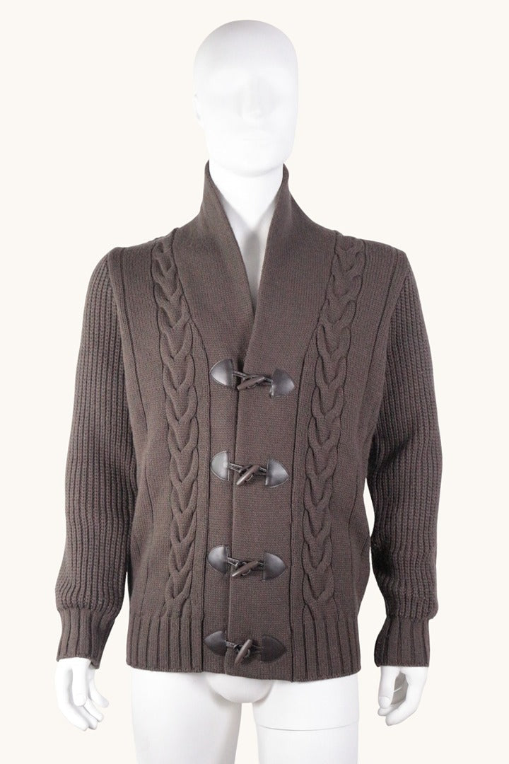 Cardigan Frippindealz Celio marron en maille avec col châle, torsades et fermeture par brandebourgs