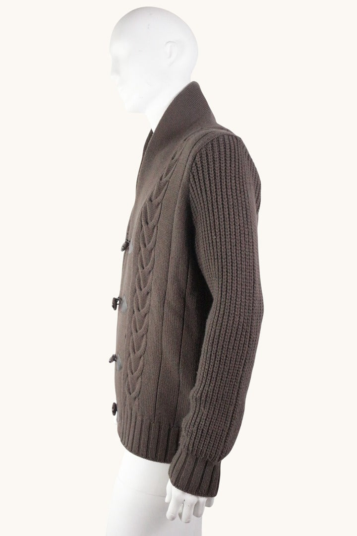 Cardigan marron Frippindealz Celio en maille torsadée avec col châle et boutons style corne, vue de profil