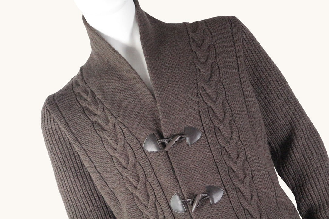 Cardigan Frippindealz Celio marron en maille avec col châle, torsades et fermeture par boutons brandebourgs