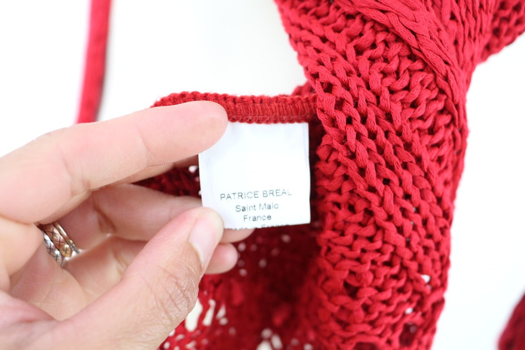 Étiquette de marque Patrice Breal sur un cardigan rouge en maille ajourée Frippindealz