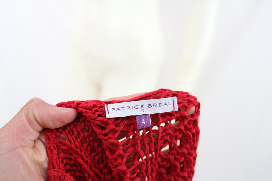 Étiquette de marque Patrice Breal sur un cardigan rouge en maille ajourée Frippindealz