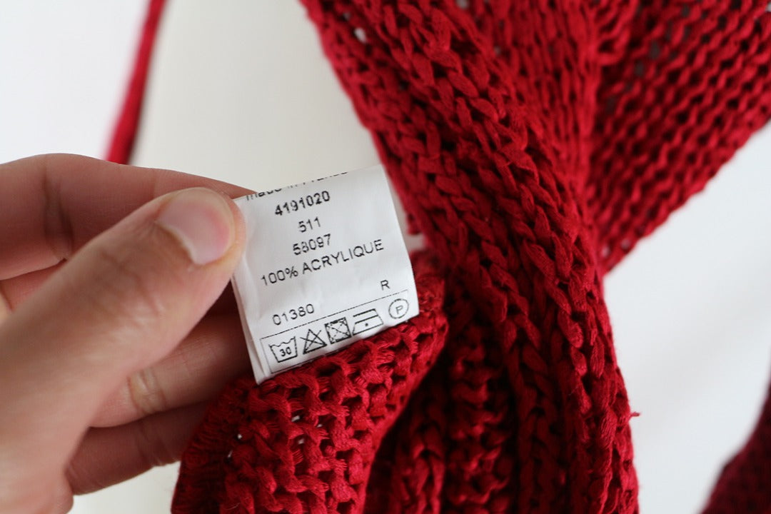 Étiquette de composition 100% acrylique du cardigan rouge Frippindealz en maille ajourée