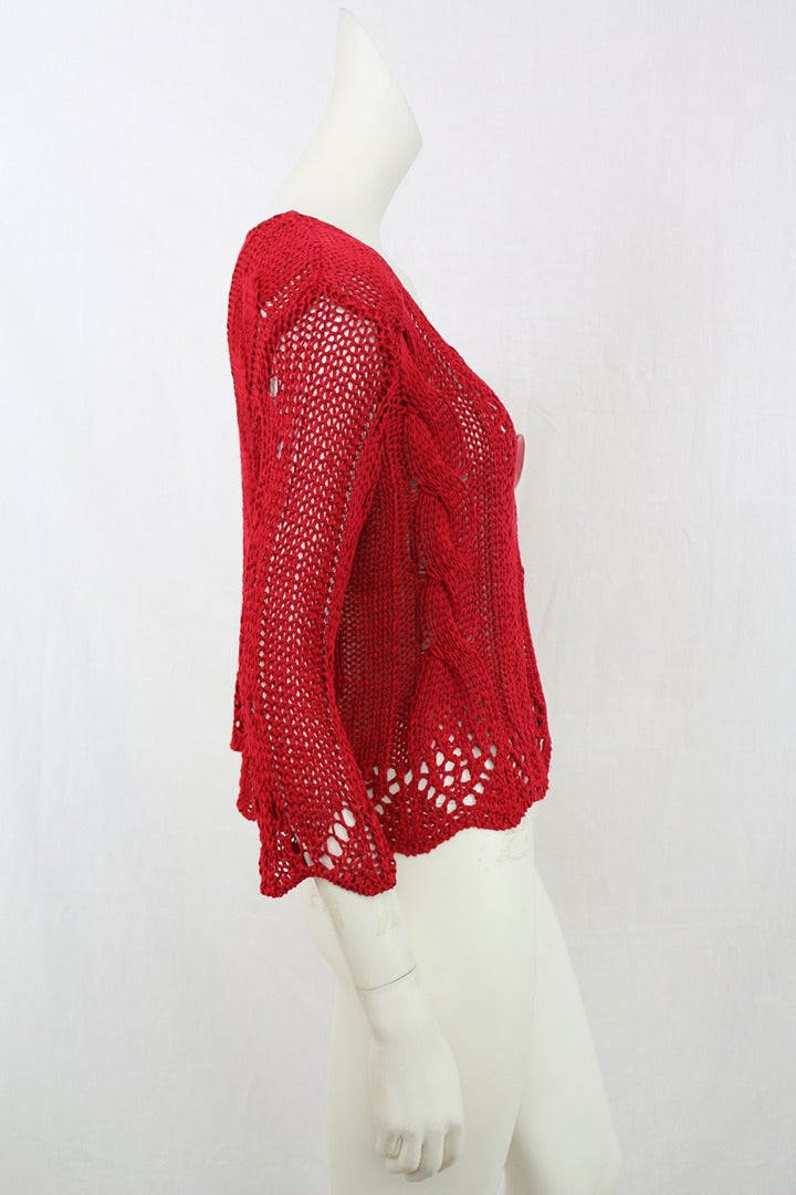 Cardigan rouge Frippindealz Patrice Breal en maille ajourée avec manches trois-quarts et bouton fleuri