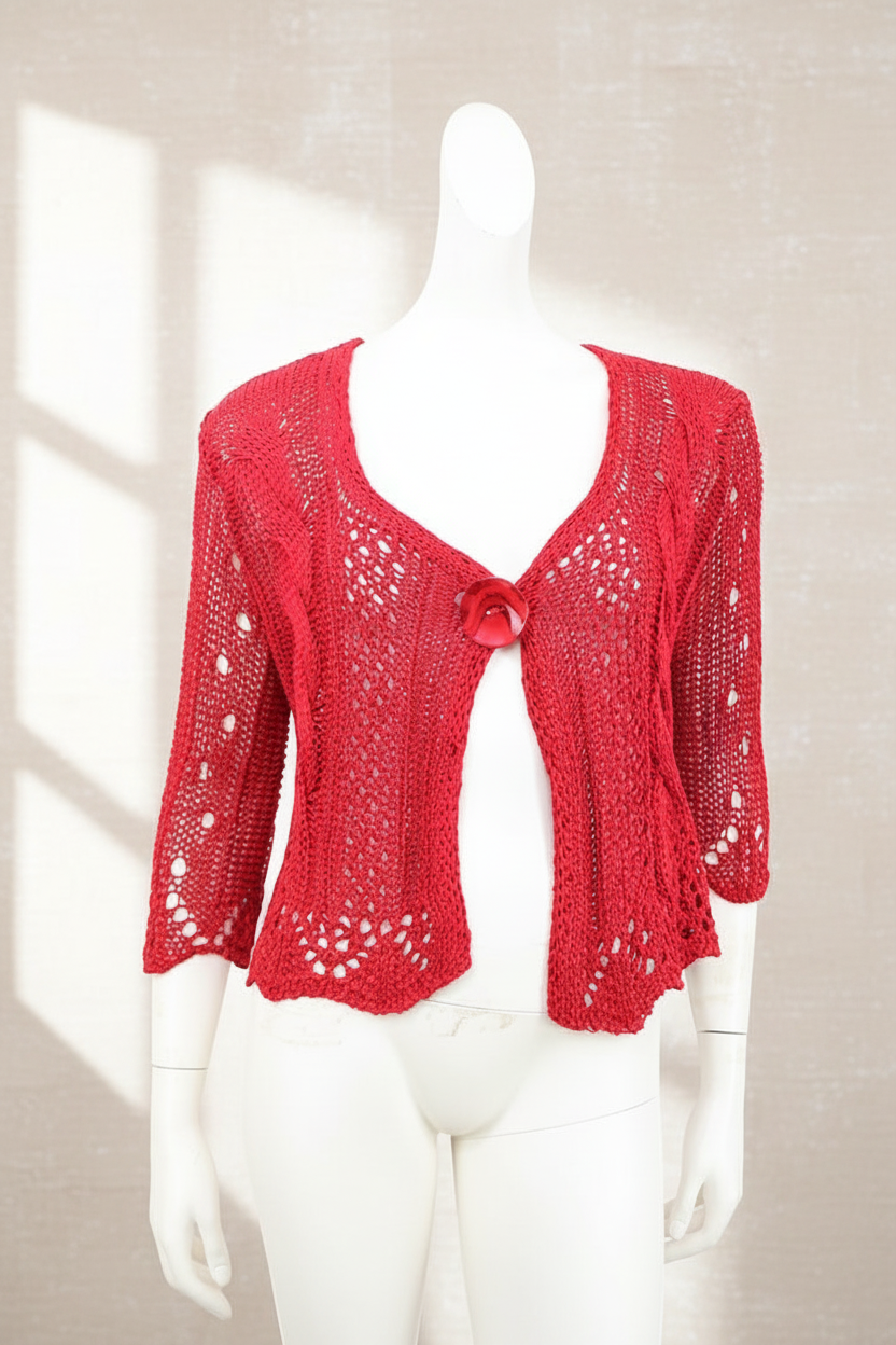 Cardigan rouge Patrice Breal en maille ajourée avec manches trois-quarts et bouton fleuri chez Frippindealz